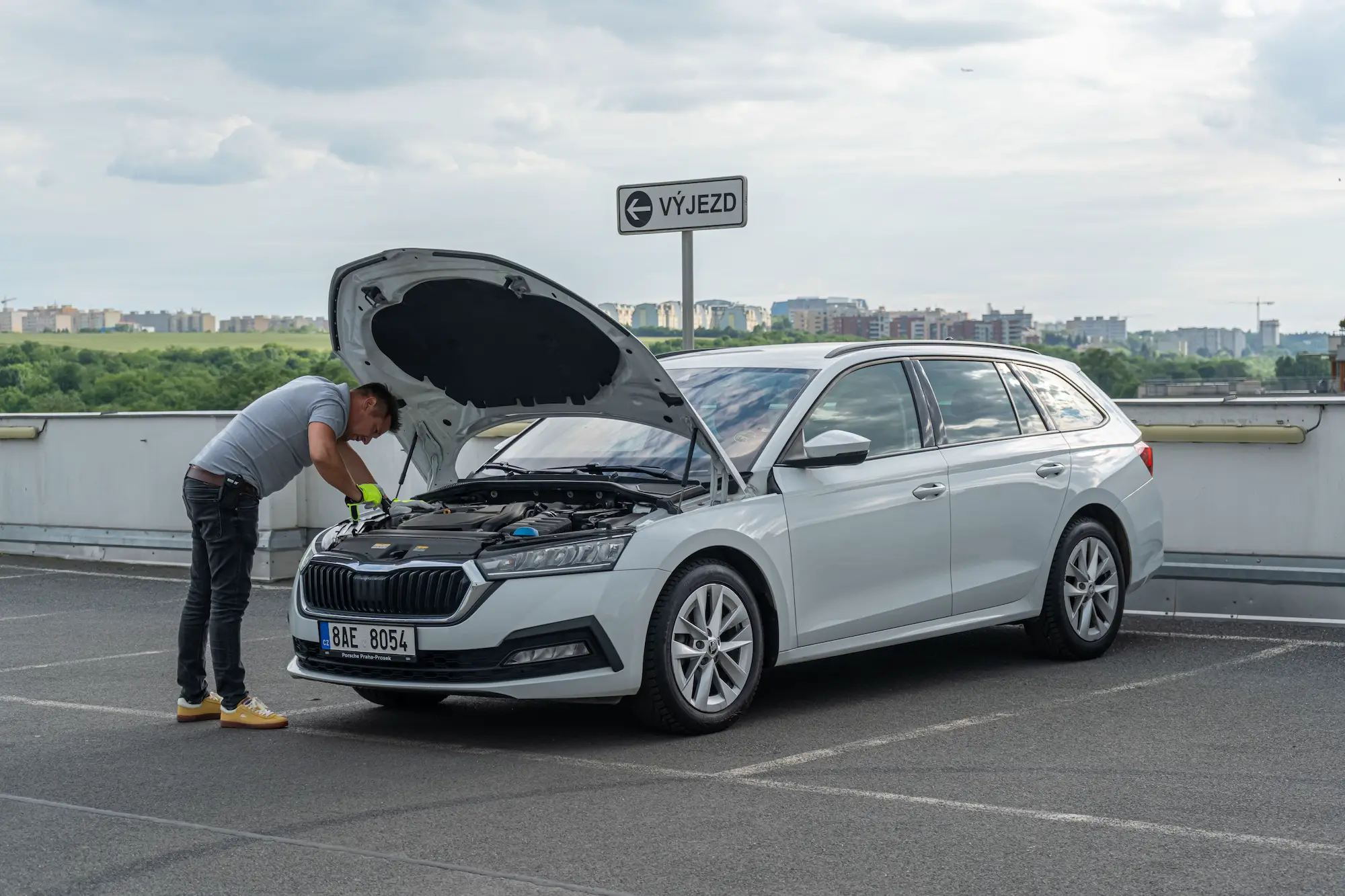 Martin Koleška provádí prohlídku vozu – kontrola motoru